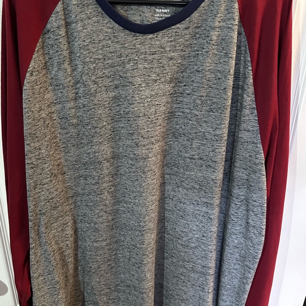 Old Navy Men's Heather Gray and Burgundy Raglan Tee